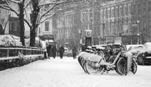 冬日街头雪景中的复古车辆