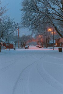 雪后静谧街道冬日景象