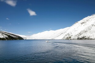 雪山下的宁静湖面