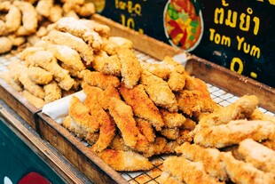 美味多样的油炸小吃摊