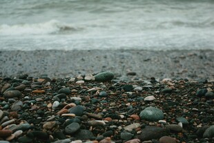 海边碎石滩 海浪轻拍