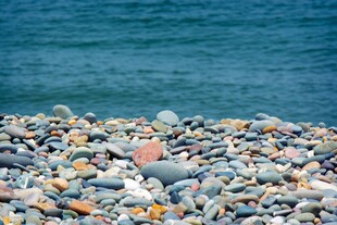 海边五彩斑斓的鹅卵石
