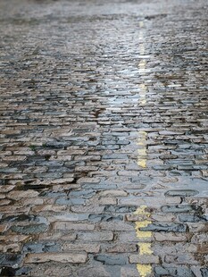 雨后湿漉漉的鹅卵石路面