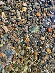 五彩斑斓的水底鹅卵石