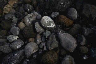 河边的多彩鹅卵石