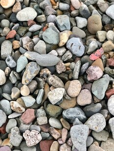 五彩斑斓的海边鹅卵石