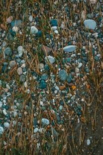 多彩碎石铺就的地面景观