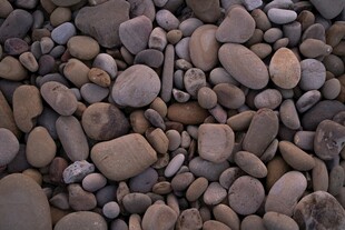 铺满地面的多彩鹅卵石