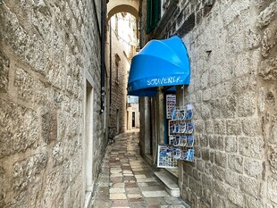 狭窄石巷中的蓝色遮阳篷