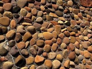 多彩鹅卵石地面特写