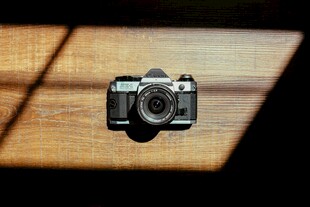 复古相机置于光影木桌