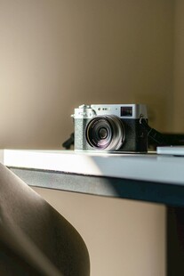 复古相机置于桌面一角