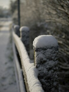 冬日覆雪栏杆景致