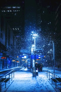 雪夜城市街道静谧景象