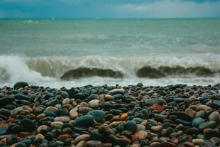 海边五彩鹅卵石与海浪