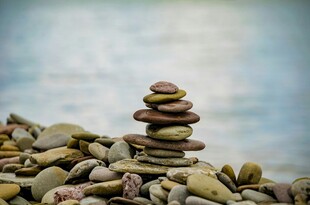 海边堆叠的多彩鹅卵石