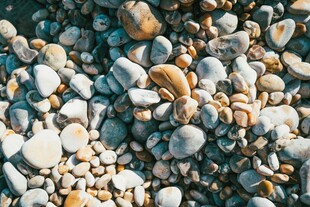 五彩斑斓的鹅卵石景观