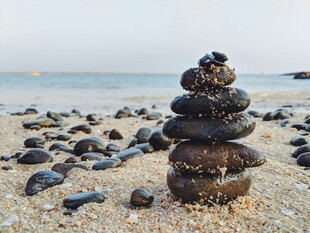 海边沙滩上的石头平衡堆叠