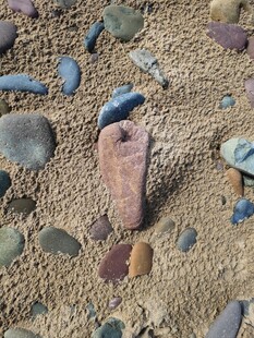 沙滩上多彩石头