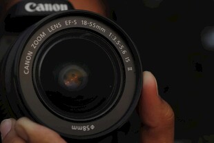 手持佳能相机镜头特写