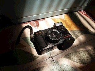 复古相机置于光影之下