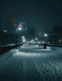 雪夜城市街道静谧景象