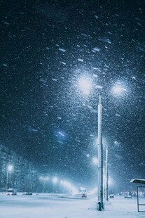 雪夜中的明亮路灯