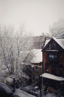 雪覆小屋冬日静谧景象