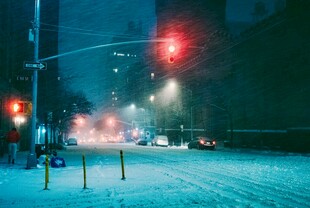 雪夜城市街道交通景象