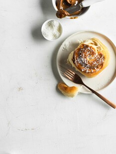 美味肉桂卷搭配精致餐具