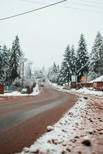 冬日雪覆乡村道路景象