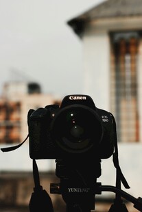 专业单反相机置于户外