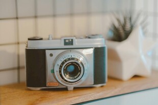 复古相机置于温馨室内角落