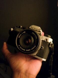 手持复古相机特写