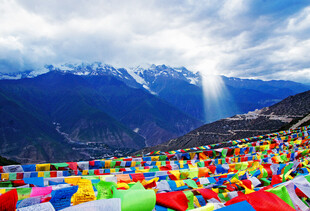 山间五彩经幡飘扬