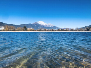 富士山下清澈湖水美景