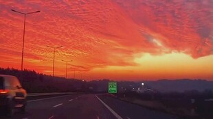 公路上的绚烂日落美景