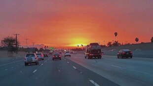 夕阳下公路上的车流