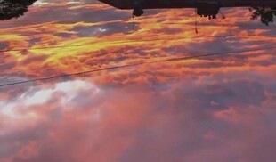 绚丽晚霞中的飞机机翼