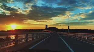 夕阳下的海边公路美景