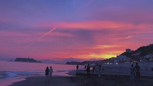 海边日落时的浪漫漫步