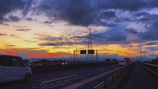 黄昏下的机场跑道美景