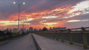 夕阳下的城市道路美景