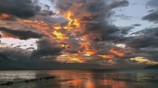 海上绚烂火烧云美景