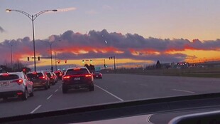 夕阳下公路上的车流