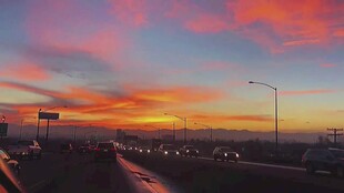 黄昏公路上的绚丽天空