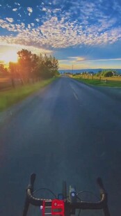 骑行于霞光铺就的公路