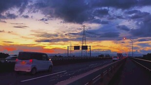 公路上的绚丽黄昏景象