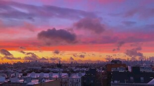 城市上空绚丽的日落景象