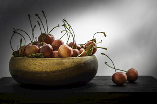 木碗中的新鲜樱桃果实